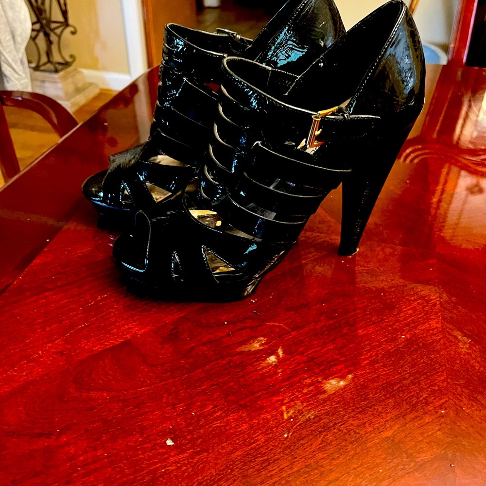 Steve Madden Black heels size 8 very sharp and sexy!